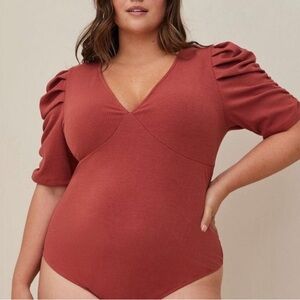 E NWT Torrid L Brick Red Ribbed Ruffle Sleeve V-Neck Bodysuit
